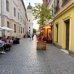 на вулиці лесі українки 19 *